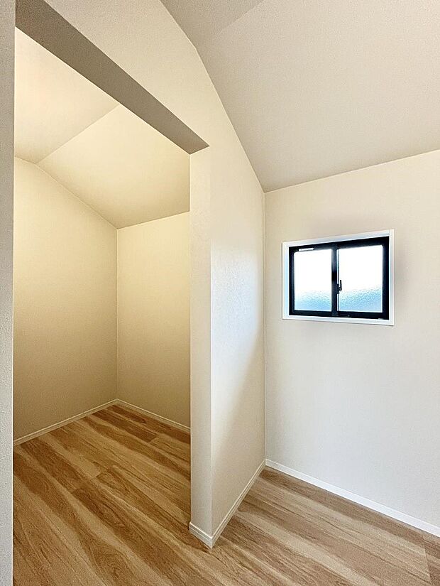 ~Walk-in Closet~ たっぷり収納できるウォークインクローゼットを完備。衣類や小物をすっきり整理でき、毎日のコーディネートもスムーズに。※同仕様写真