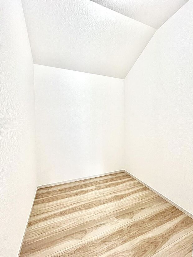 ~Walk-in Closet~ 必要なものやコーディネートを一覧して確認でき、身支度や準備が短時間で済むウォークインクローゼットを設置しました。家の中をすっきりとさせる便利な収納スペースです。