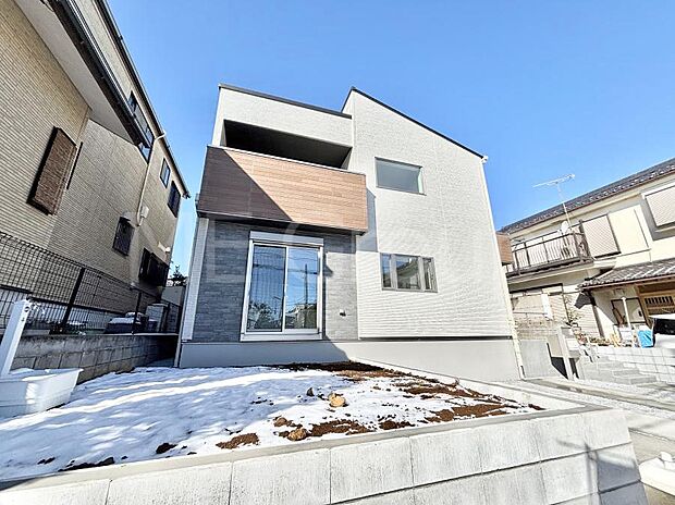 ~Exterior~ 堂々たる趣ながら、主張し過ぎずどこか余裕を感じさせるシャープなフォルムで佇む邸宅は、晴天の空と照らし合わせる事で、本来あるべき完成形の姿を見せてくれます。