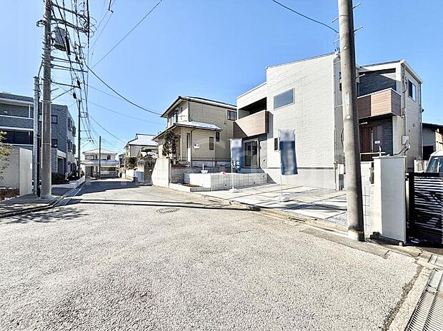 ~Exterior~ 前面道路:南東 5m 公道 前面道路は閑静な住宅地をはしる車通りの少ない道路。駐車の出し入れもらくらくです!ご不明点・現地見学のご希望は、お気軽にお問い合わせください!