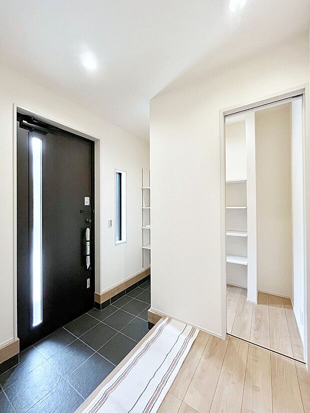 ~Entrance~ 家の中でお客様を迎える最初の場所である玄関は、家の印象そのものです!豊富な玄関収納で、常に綺麗に保つことが出来ます♪玄関にはたっぷり収納の下駄箱を完備!
