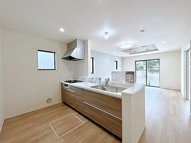 ~Kitchen~ 自然光が入る窓のあるキッチン☆毎日使う場所だからこそ、使い勝手を考慮しました。ゆったりとしたキッチンコーナーは質感豊かな仕上がりとなっております。