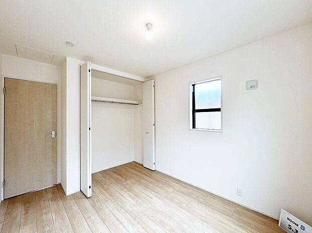 ~Bed Room~ 全居室には収納クローゼットを完備!普段使いのお洋服や小物はもちろん、季節物のお洋服などもしっかりと整理整頓おしまい頂けます。 居室空間を広く使用できますね。
