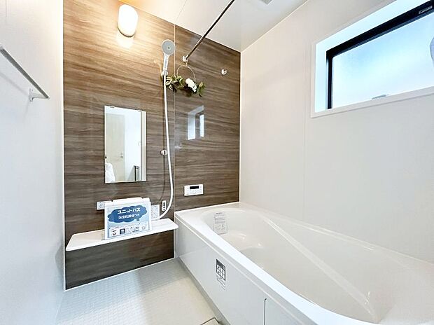 ~Bath Room~ ゆったりと足を伸ばして入浴することが可能!一日の疲れを癒す貴重なバスタイムです。お子様とご一緒でも十分な広さなので、リビングとは違った家族団欒のひと時をお楽しみいただけます。