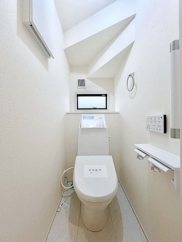 ~Toilet~ 綺麗・スッキリ・快適なウォシュレット付トイレでくつろげる空間です。1、2階共にトイレスペース!採光もあり明るく、快適空間となっております♪毎日使う場所だからこその配慮です!