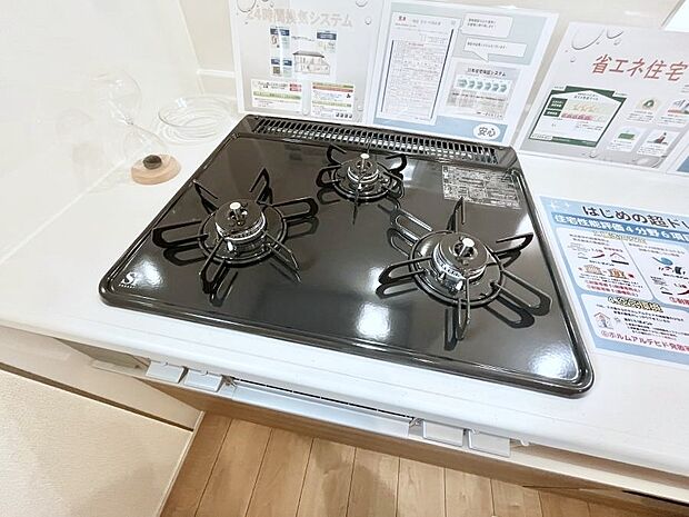 ガスコンロはSiセンサー搭載。火力調節や焦げ付き・消し忘れも防いでくれます。