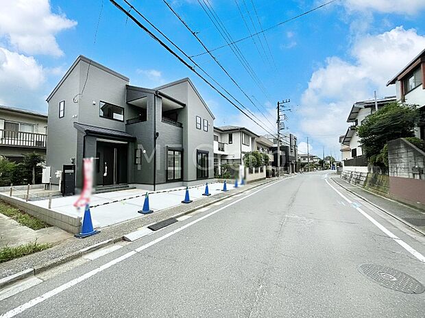 ~Exterior~ 前面道路:南東 8.03m 公道 前面道路は閑静な住宅地をはしる車通りの少ない道路。駐車の出し入れもらくらくです!ご不明点・現地見学のご希望は、お気軽にお問い合わせください!