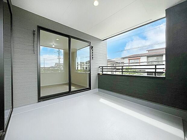 ~Balcony~ インナーバルコニーは洗濯物を干すスペースとして急な雨で洗濯物が濡れてしまうのを防いでくれます◎チェアでくつろいだり、夏には周りを気にせずビニールプールが楽しめますね♪