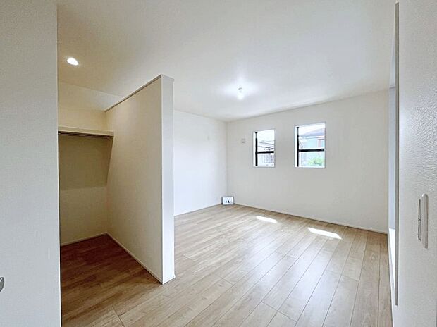 ~Bed Room~ 「今日も一日お疲れ様」とご夫婦でゆったりくつろげる寝室。 毎日の家事やお仕事に疲れた日はフカフカのベットで癒されてください。テレビや本棚をおいても快適な広さが自慢♪