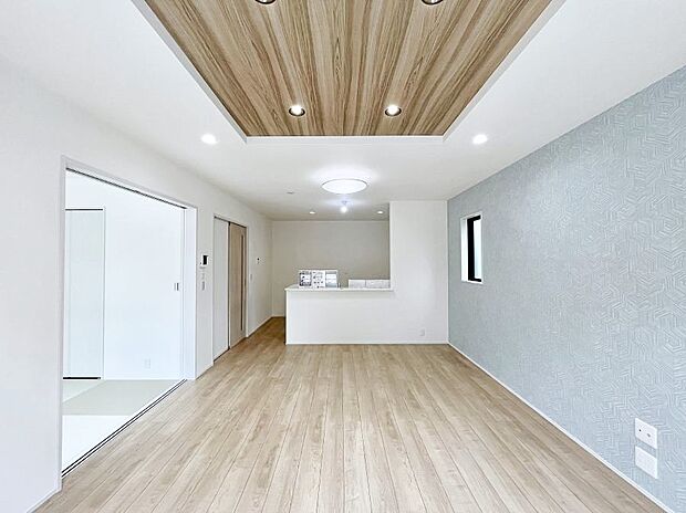 ~Living~ 家族の食事や団らんのほか、子どもを遊ばせたり、友人を招いたりするLDKは住まいの中心。長時間過ごす場所だから、その空間は住まい全体の居心地を左右します。