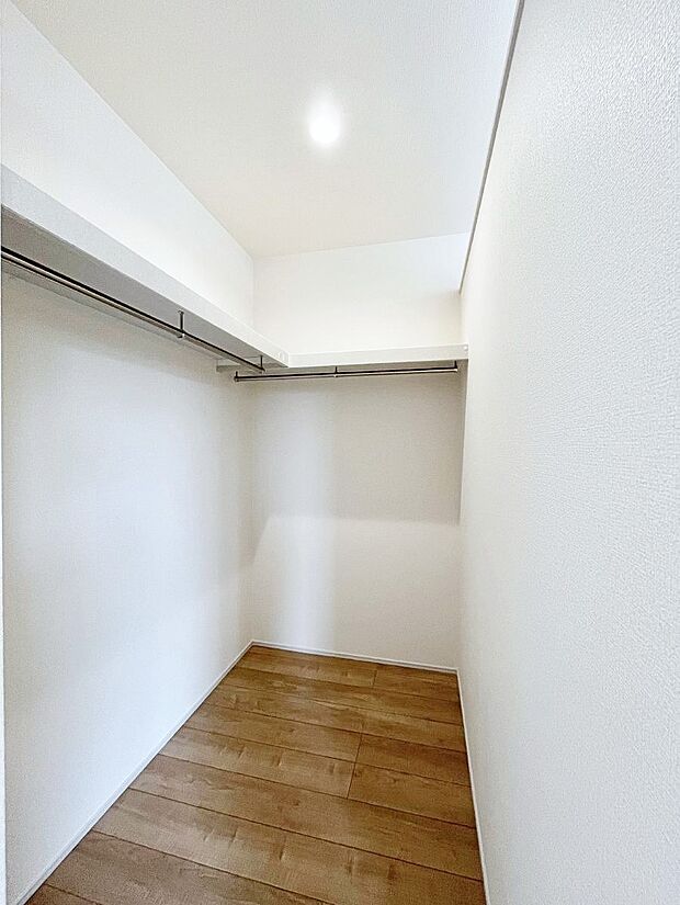~Walk-in Closet~ 必要なものやコーディネートを一覧して確認でき、身支度や準備が短時間で済むウォークインクローゼットを設置しました。家の中をすっきりとさせる便利な収納スペースです。