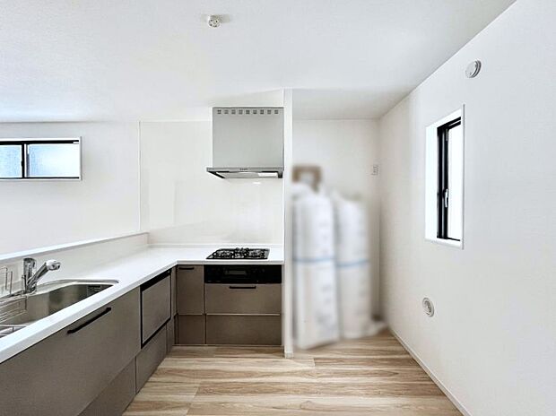 ◆1号棟◆~Kitchen~ 動線が短く、手早く作業できるL型キッチン。コーナーにスパイス類を置いてスッキリと♪ゆったりとしたキッチンコーナーは質感豊かな仕上がりとなっております。