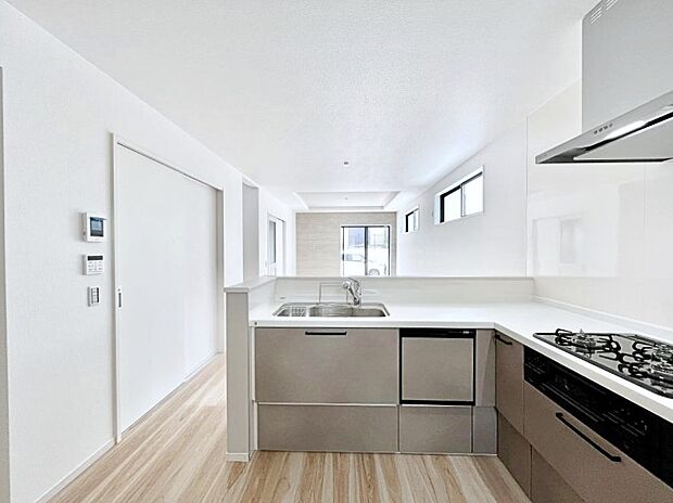 ◆1号棟◆～Kitchen～　会話が弾むリビング、料理が愉しくなるキッチン。家は、ただ生活する場ではなく、暮らしを愉しく、快適にする場所。笑顔の毎日、安らぎの日々のために、最新の設備・仕様を採用。