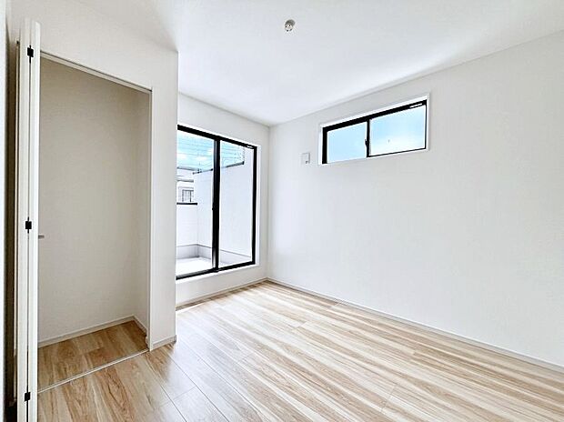◆1号棟◆~Bed Room~ 2面採光を確保した明るい室内は、風通しも良く、大変居心地の良い空間となっております。爽やかな風を感じて起きる朝は、快適生活の始まりに!日当たりがとても良い住まい♪