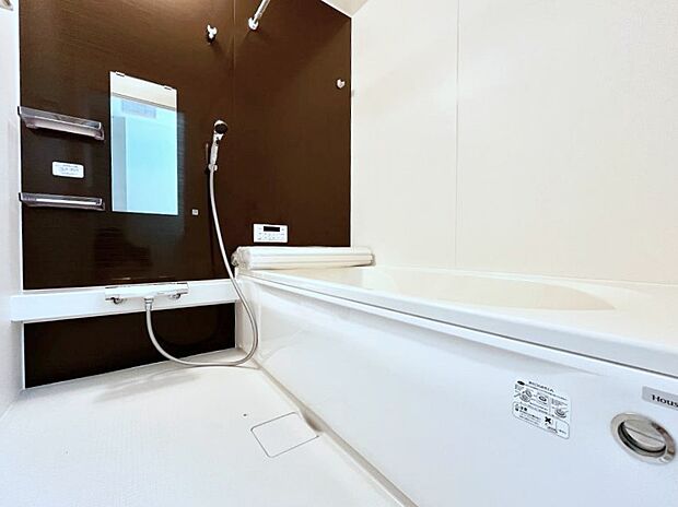 ◆1号棟◆~Bath Room~ 足を伸ばして入浴することが可能!一日の疲れを癒す貴重なバスタイムです。お子様とご一緒でも十分な広さなので、リビングとは違った家族団欒のひと時をお楽しみいただけます。