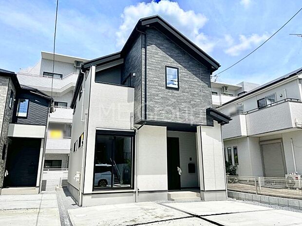 ◆1号棟◆～Exterior～　一戸建ての大きなメリットは、自分達の「土地」を「自由に」使える事です。ガーデニングやＤＩＹ，車やバイクの趣味など様々な用途で利用できます。