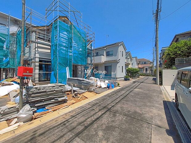 ~Exterior~ 前面道路は閑静な住宅地をはしる車通りの少ない道路。駐車の出し入れもらくらくです!ご不明点・現地見学のご希望は、お気軽にお問い合わせください!