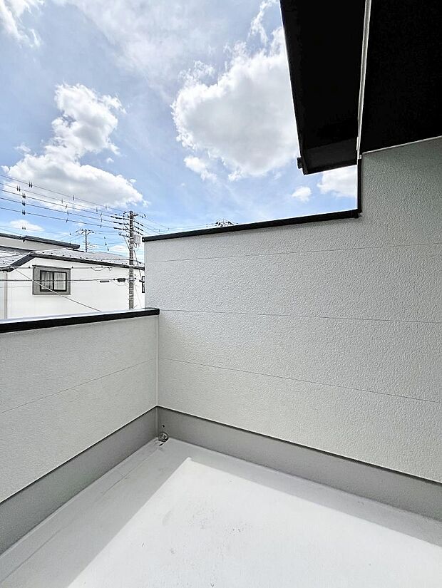 ◆1号棟◆~Balcony~ バルコニーは温かい陽がさしこみ、お布団や洗濯物を気持ちよく干すことができます。使いやすく開放的なバルコニーです♪陽ざしがたっぷり降り注ぐ、バルコニー付き住まい。