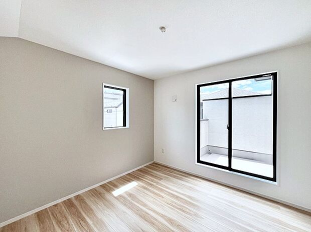 ◆1号棟◆~Bed Room~ 「今日も一日お疲れ様」とご夫婦でゆったりくつろげる寝室。毎日の家事やお仕事に疲れた日はフカフカのベットで癒されてください。本棚をおいても快適な広さが自慢♪