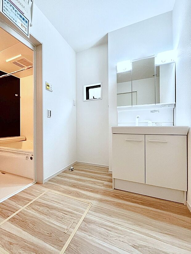 ◆1号棟◆~Dressing Room~ 暗くなりがちな洗面所も窓があると採光と換気が可能なので気持ちよくお使い頂けます。三面鏡タイプの洗面台は鏡裏収納で散らかりがちな洗面所もスッキリ♪