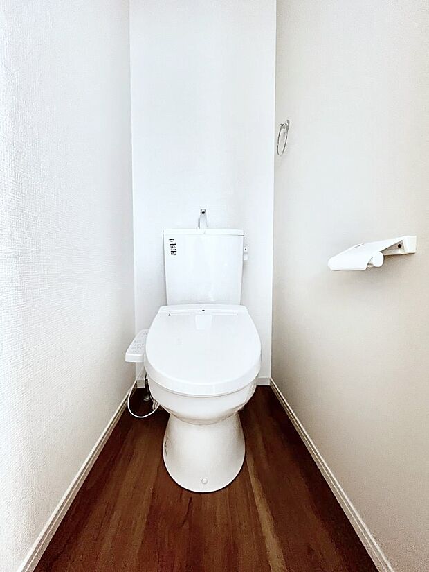 ◆3号棟◆～Toilet～　清潔感のある水回り♪トイレはウォシュレット付きです◎トイレは毎日使わざるを得ないもの。いつも清潔を保ちたいですね。トイレが2ヶ所あるので朝の混雑時に便利です！