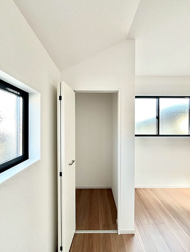 ~Closet~ 壁面クローゼットがあればタンスを置く必要がなく、出っ張りのないスッキリ空間を維持できます。限られたスペースを有効に活用できそう。※3号棟同仕様写真