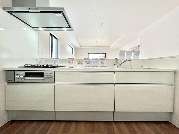 ~Kitchen~ キッチン設備は3口ガスコンロ付き♪スペースにもゆとりがあり、日々の家事もはかどりそうですね♪※3号棟同仕様写真