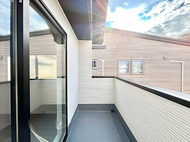 ~Balcony~ 大きな空に囲まれた気持ちのいい家。バルコニーを覗くだけで圧倒的な開放感に包まれます。※3号棟同仕様写真