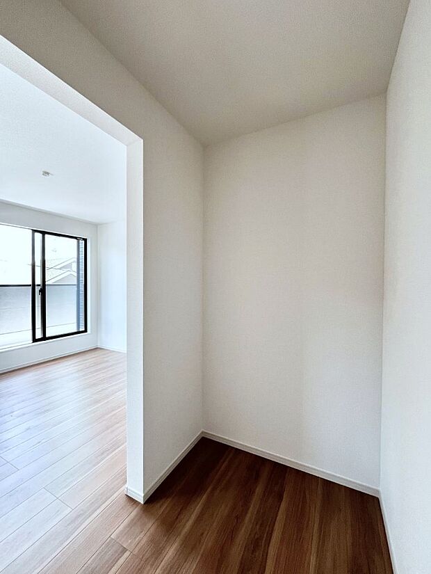 ◆3号棟◆~Walk-in Closet~ たくさんの洋服をかけてもシワになりにくいウォークインクローゼット。洋服以外にも、普段使わない家電やスーツケース、ストック品など何でも片付く嬉しい空間です。