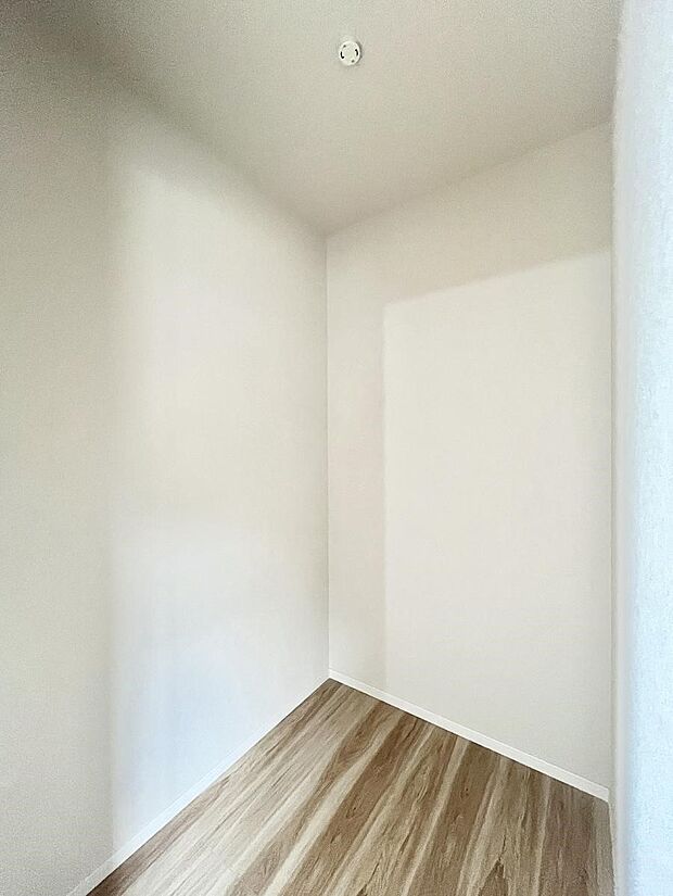~Walk-in Closet~ たっぷり収納できるウォークインクローゼットを完備。衣類や小物をすっきり整理でき、毎日のコーディネートもスムーズに。※同仕様写真