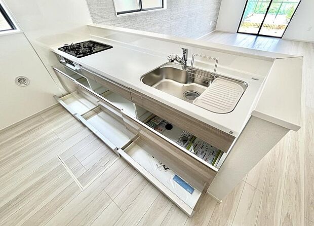 ～Kitchen～　キッチン設備は3口ガスコンロ付き♪スペースにもゆとりがあり、日々の家事もはかどりそうですね♪※同仕様写真  