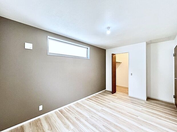 ~Bed Room~ 「今日も一日お疲れ様」とご夫婦でゆったりくつろげる寝室。毎日の家事やお仕事に疲れた日はフカフカのベットで癒されてください。本棚をおいても快適な広さが自慢♪