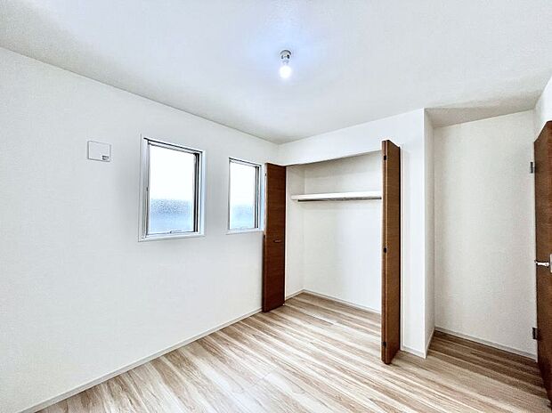 ~Bed Room~ 部屋数が多いのが戸建てのメリットです。ご家族が増えたことで手狭に感じていた住まいも戸建てでは各居室プライバシーを保つことができます。住まいにゆとりが生まれ心もリラックスできます♪