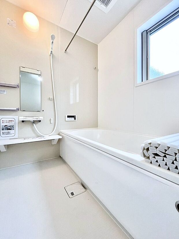 ～Bath Room～　ゆったりと足を伸ばして入浴することが可能！一日の疲れを癒す貴重なバスタイムです。お子様とご一緒でも十分な広さなので、リビングとは違った家族団欒のひと時をお楽しみいただけます。
