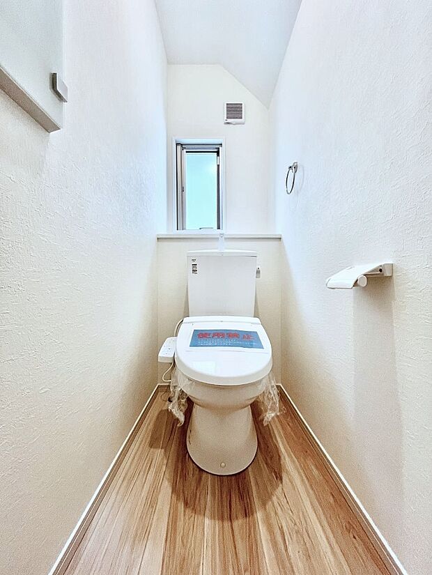 ~Toilet~ 綺麗・スッキリ・快適なウォシュレット付トイレでくつろげる空間です。1、2階共にトイレスペース!採光もあり明るく、快適空間となっております♪毎日使う場所だからこその配慮です!