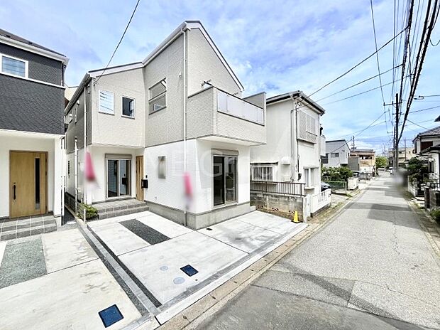 ~Exterior~ 前面道路:南西 4m 私道 前面道路は閑静な住宅地をはしる車通りの少ない道路。駐車の出し入れもらくらくです!ご不明点・現地見学のご希望は、お気軽にお問い合わせください!