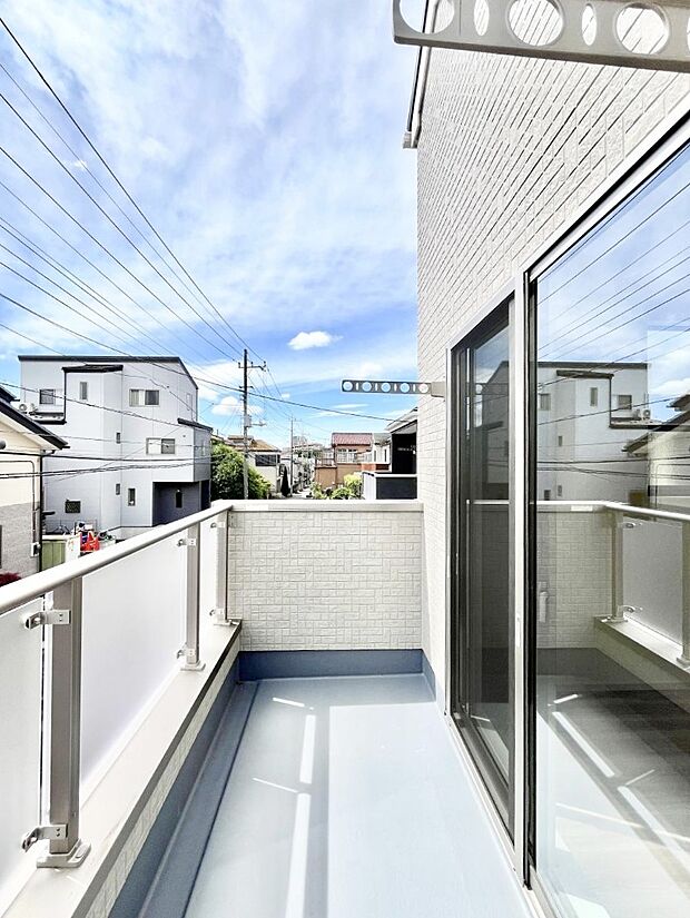 ~Balcony~ バルコニーは温かい陽がさしこみ、お布団や洗濯物を気持ちよく干すことができます。 使いやすく開放的なバルコニーです♪陽ざしがたっぷり降り注ぐ、バルコニー付き住まい。