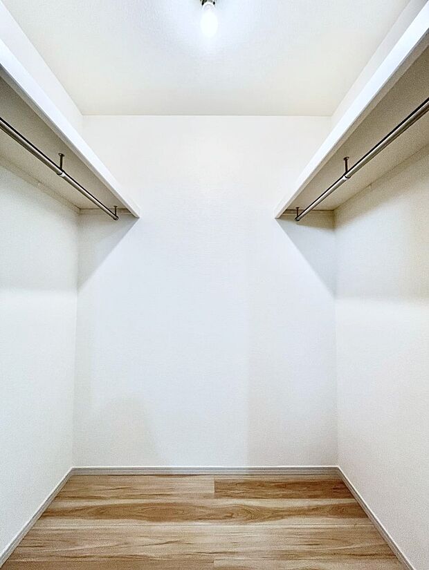 ~Walk-in Closet~ 必要なものやコーディネートを一覧して確認でき、身支度や準備が短時間で済むウォークインクローゼットを設置しました。家の中をすっきりとさせる便利な収納スペースです。