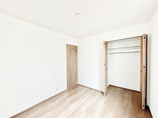 ◆A号棟◆~Bed Room~ 子供部屋はお子様にとって大変重な役割があります。子供一人で過ごす空間を与えることで、宿題や勉強時間も自然と増えまた自ら部屋の片付けや掃除なども促すことに繋がります。