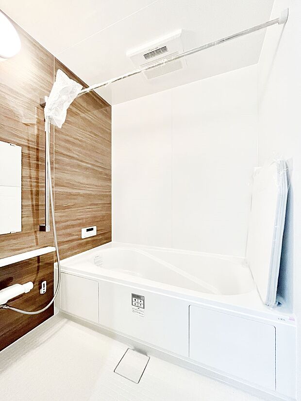◆A号棟◆~Bath Room~ 足を伸ばして入浴することが可能!一日の疲れを癒す貴重なバスタイムです。お子様とご一緒でも十分な広さなので、リビングとは違った家族団欒のひと時をお楽しみいただけます。