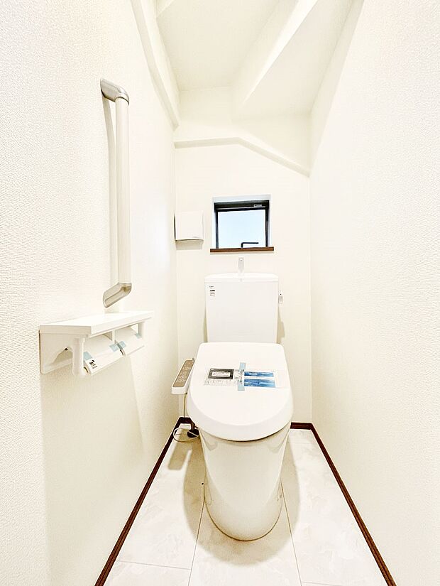 ◆A号棟◆~Toilet~ 清潔感のある水回り♪トイレはウォシュレット付きです◎トイレは毎日使わざるを得ないもの。いつも清潔を保ちたいですね。トイレが2ヶ所あるので朝の混雑時に便利です!