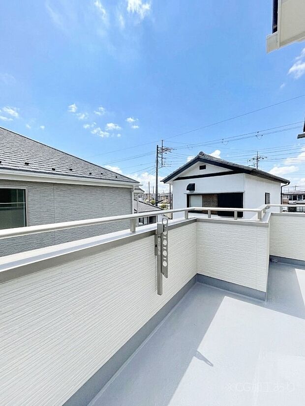 ◆A号棟◆~Balcony~ 南向きのバルコニーの前には雲以外に太陽を遮るものがありません。お洗濯物も乾きやすく、何より明るく気持ちのいい光が入ってきます。使いやすく開放的なバルコニーです♪