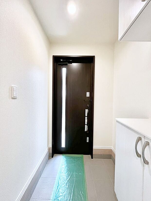 ◆A号棟◆~Entrance~ 玄関は家の顔といわれますが我が家のセンスをさりげなく感じさせる魅力ある玄関造りも楽しみの一つ。帰宅する度に家族がほっとできる心地よい空間造りも大切ですね♪