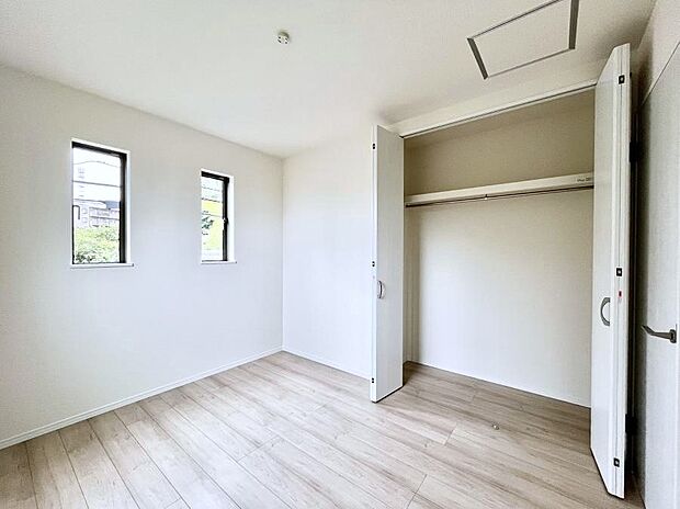 ◆A号棟◆~Bed Room~ 全居室には収納クローゼットを完備!普段使いのお洋服や小物はもちろん、季節物のお洋服などもしっかりと整理整頓おしまい頂けます。 居室空間を広く使用できますね。
