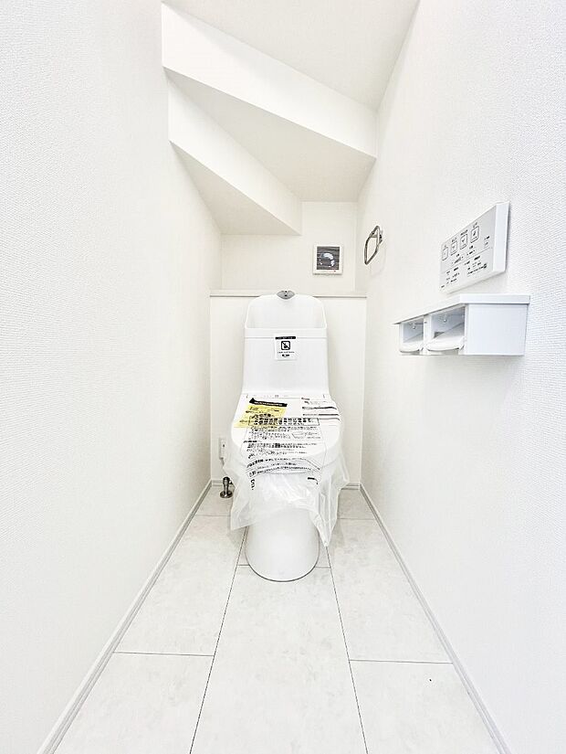 ~Toilet~ 綺麗・スッキリ・快適なウォシュレット付トイレでくつろげる空間です。トイレは毎日使わざるを得ないもの。いつも清潔を保ちたいですね。トイレが2ヶ所あるので朝の混雑時に便利です!