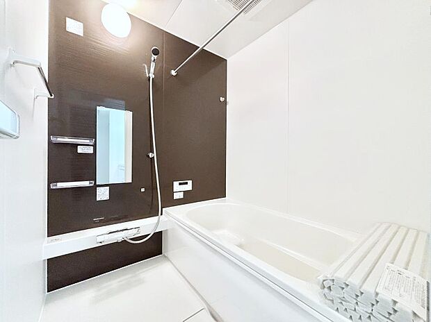◆1号棟◆~Bath Room~ 足を伸ばして入浴することが可能!一日の疲れを癒す貴重なバスタイムです。お子様とご一緒でも十分な広さなので、リビングとは違った家族団欒のひと時をお楽しみいただけます。