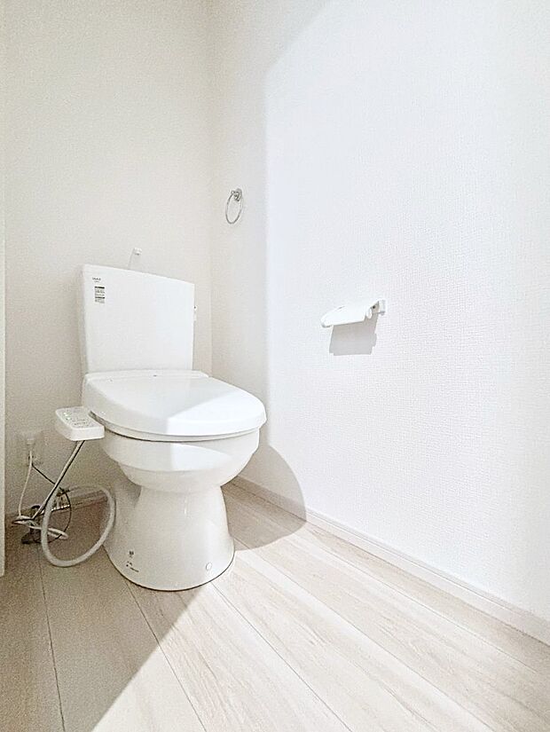 ◆1号棟◆~Toilet~ 綺麗・スッキリ・快適なウォシュレット付トイレでくつろげる空間です。トイレは毎日使わざるを得ないもの。いつも清潔を保ちたいですね。トイレが2ヶ所あるので朝の混雑時に便利です!