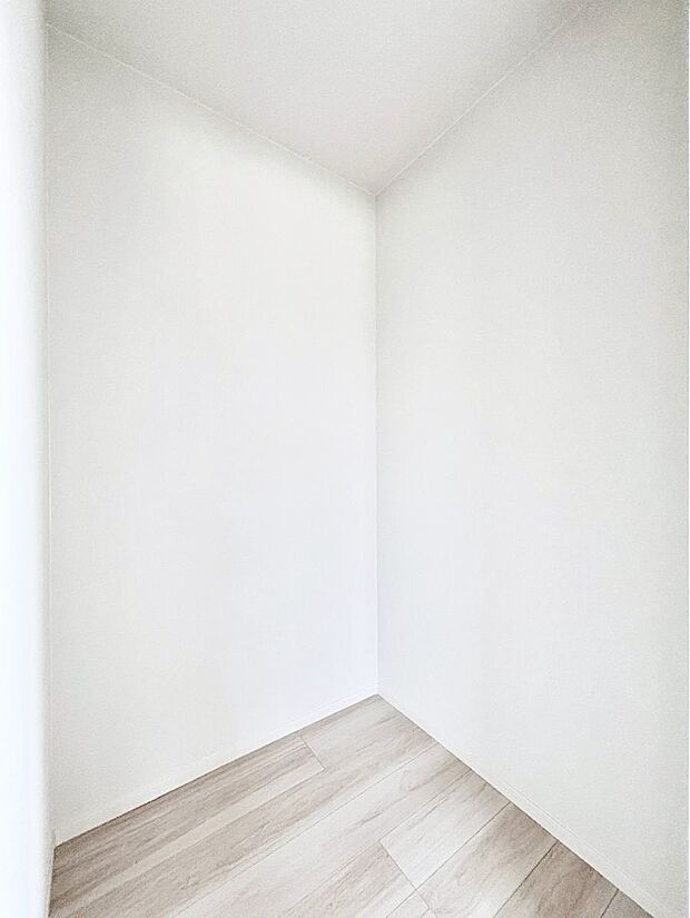 ◆1号棟◆~Walk-in Closet~ たくさんの洋服をかけてもシワになりにくいウォークインクローゼット。洋服以外にも、普段使わない家電やスーツケース、ストック品など何でも片付く嬉しい空間です。