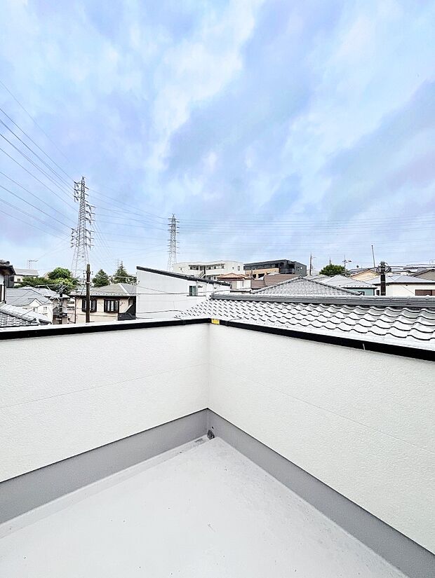 ~Balcony~ バルコニーは温かい陽がさしこみ、お布団や洗濯物を気持ちよく干すことができます。 使いやすく開放的なバルコニーです♪陽ざしがたっぷり降り注ぐ、バルコニー付き住まい。