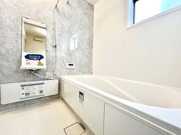◆1号棟◆~Bath Room~ 窓付きのバスルームは、採光もあり明るく気持ちの良い空間です。窓があることで、換気環境も良好。ゆったり寛げるバスルームで、毎日のバスタイムが楽しみになりそうです。